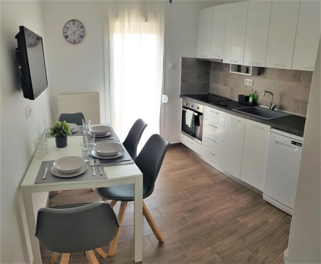 Seaview Deluxe Apartments Tesalonika Bagian luar foto