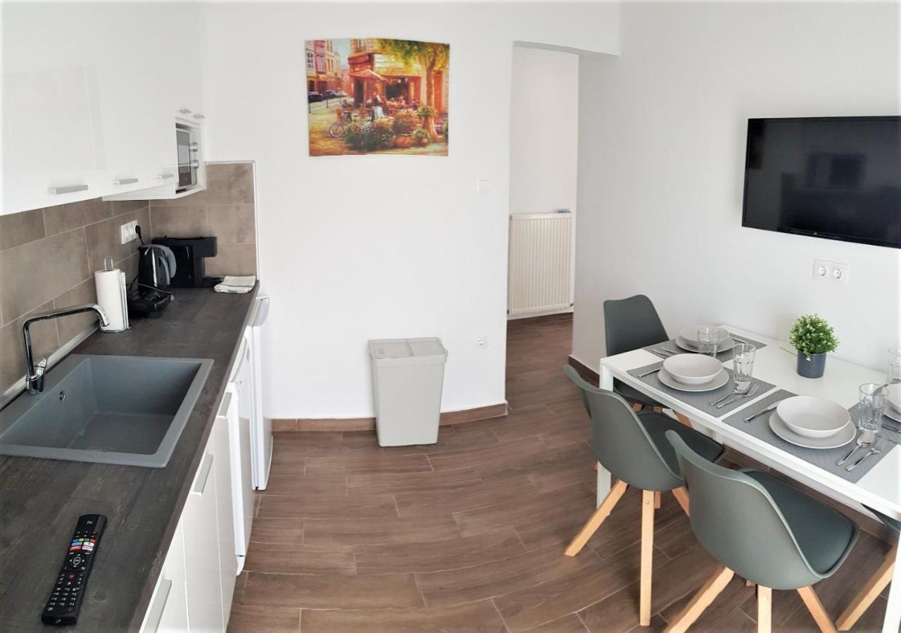 Seaview Deluxe Apartments Tesalonika Bagian luar foto